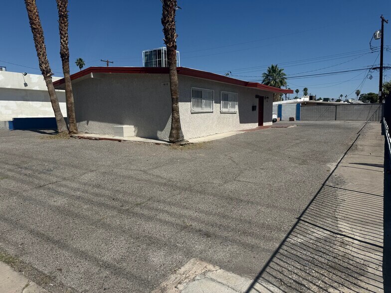 1610 E Sahara Ave, Las Vegas, NV à vendre - Photo du bâtiment - Image 3 de 18