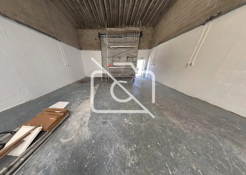 Flex in Villeneuve-Saint-Georges for lease - Interior Photo - Image 2 of 2