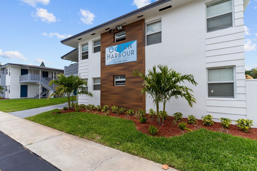 1024 Park Dr, Indian Harbour Beach, FL for sale - Building Photo - Image 2 of 21