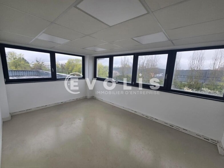 Flex in Evry Courcouronnes for lease - Interior Photo - Image 2 of 7