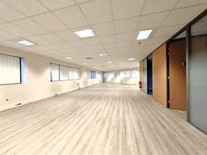 2 Allée Hendrik Lorentz, Champs-sur-Marne for lease Interior Photo- Image 1 of 5