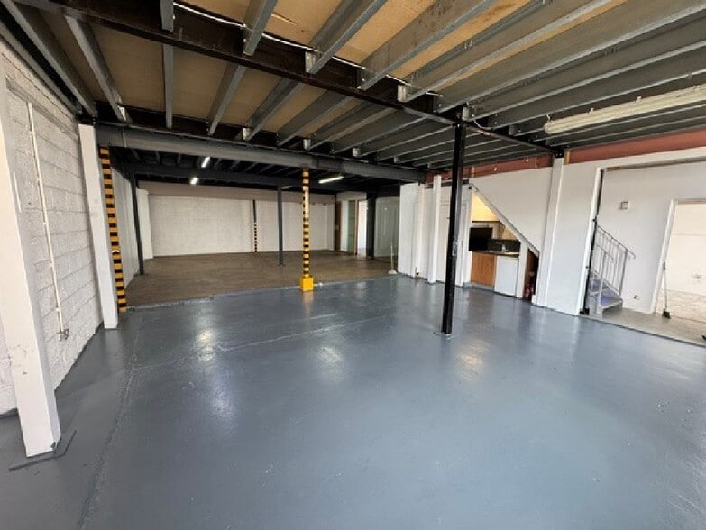 162 Coles Green Rd, London for lease - Building Photo - Image 2 of 5