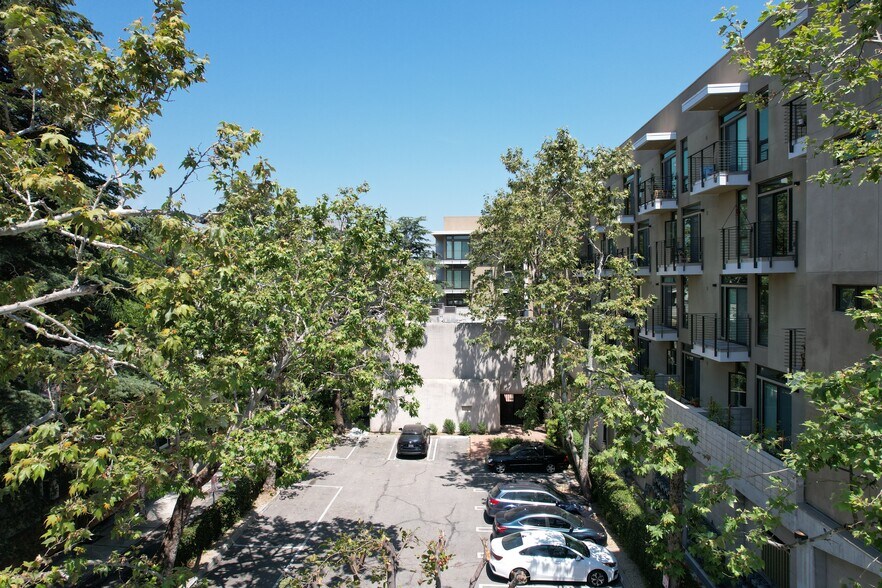 234-238 N El Molino Ave, Pasadena, CA à vendre - Photo du bâtiment - Image 3 de 14