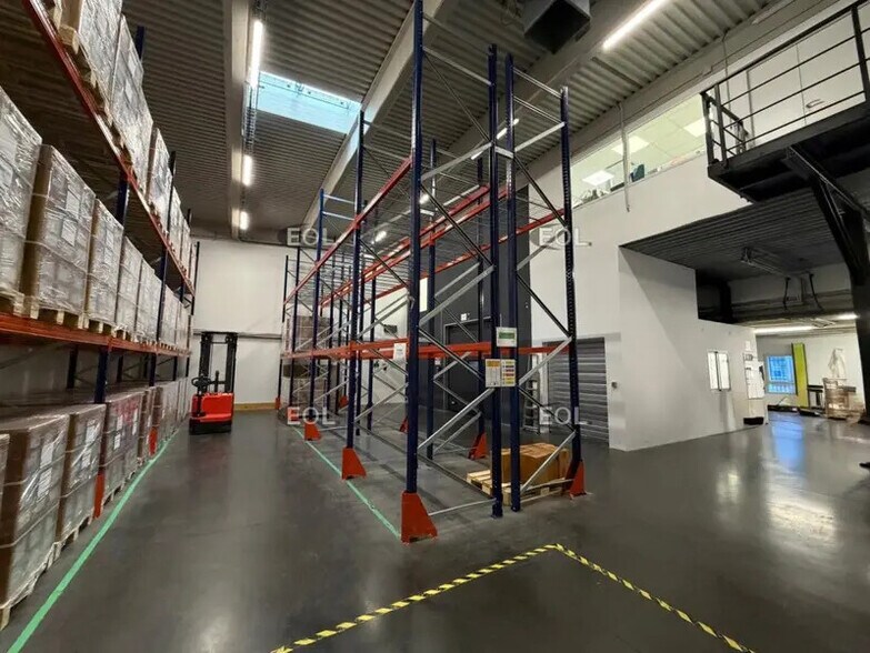 Industrial in Vitrolles for sale - Interior Photo - Image 2 of 4