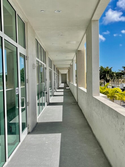 14221 SW 120th St, Miami, FL à louer - Photo du bâtiment - Image 3 de 7