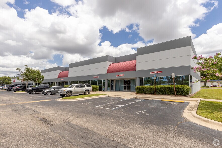 9391-9640 Tradeport Dr, Orlando, FL à louer - Photo du bâtiment - Image 2 de 4
