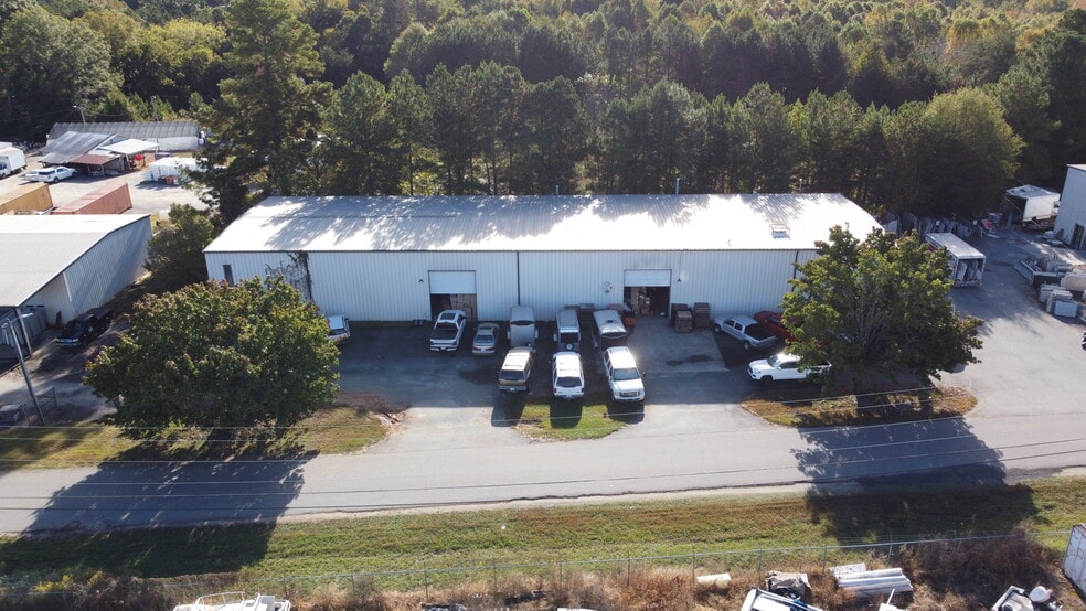 NNN-Leased Small-Bay Industrial portfolio of 4 properties for sale on LoopNet.ca - Primary Photo - Image 2 of 9