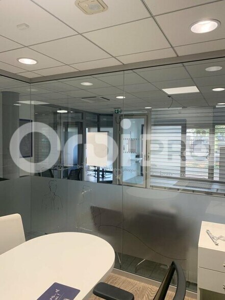 Retail in Le Haillan for sale - Interior Photo - Image 1 of 9
