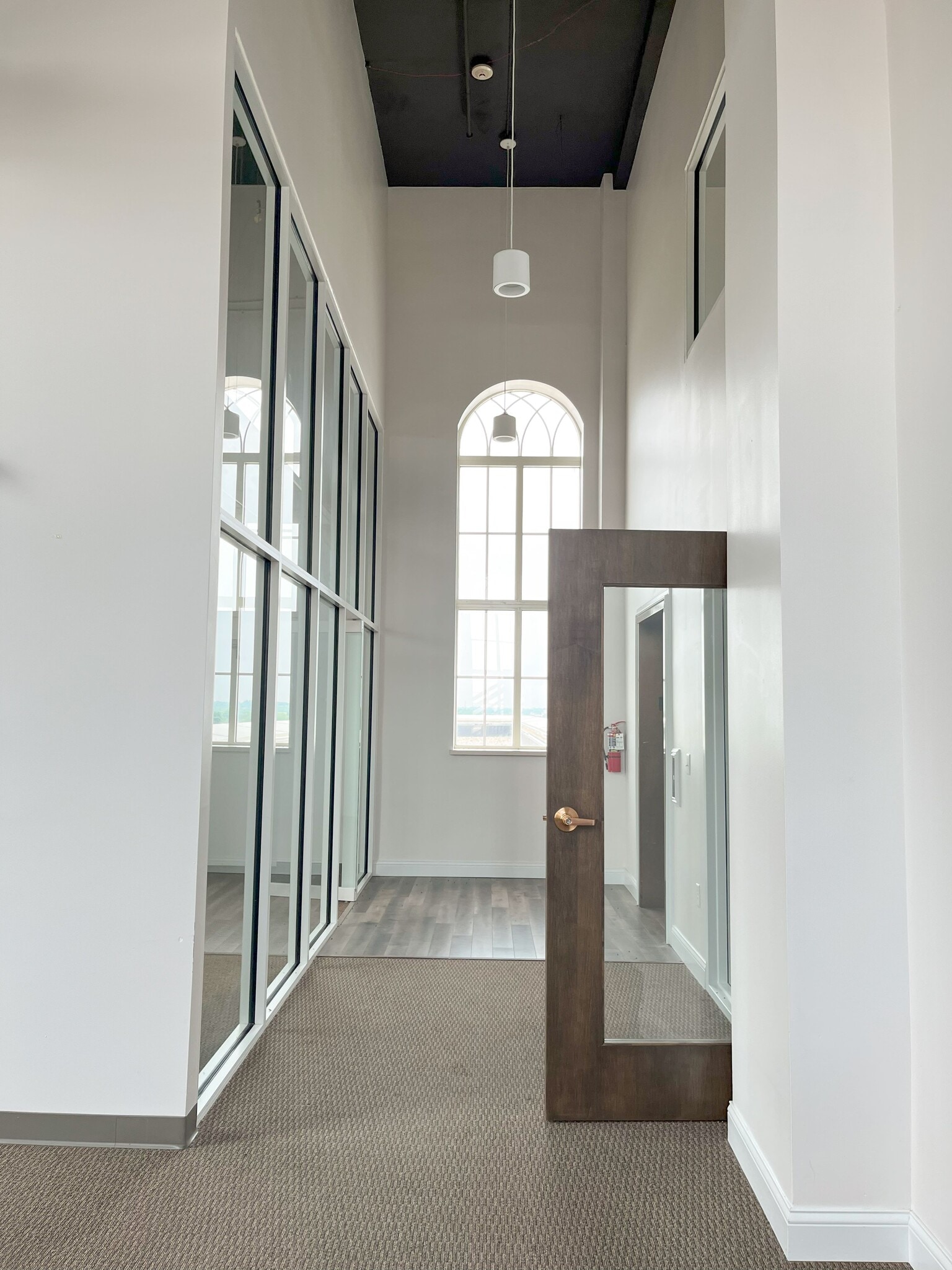 4425 N Port Washington Rd, Glendale, WI for lease Interior Photo- Image 1 of 6