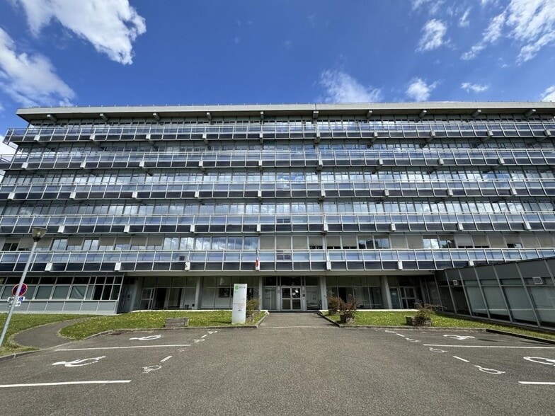 Office in Osny for lease - Building Photo - Image 1 of 10