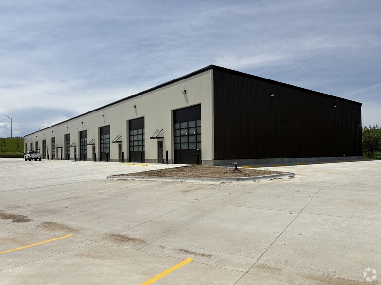 18320 Giles Rd, Omaha, NE à louer - Photo du bâtiment - Image 2 de 2
