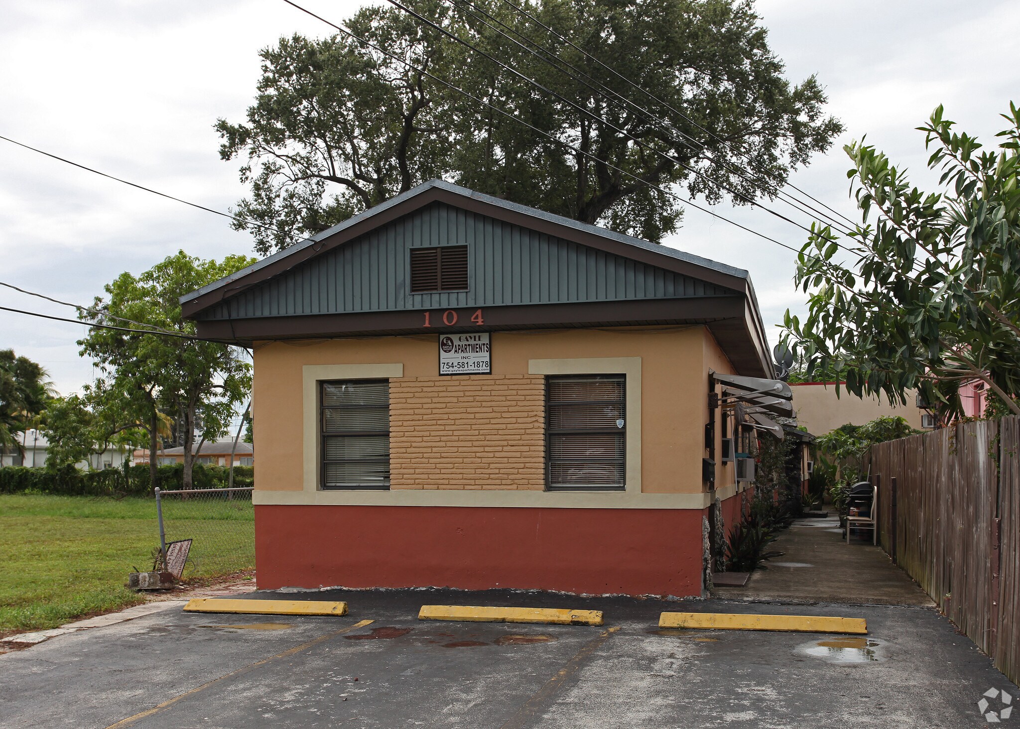 104 SE 9th Ct, Hallandale Beach, FL for sale Primary Photo- Image 1 of 11