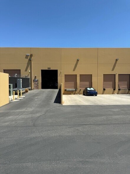 4325 W Patrick Ln, Las Vegas, NV à louer - Photo du bâtiment - Image 2 de 4