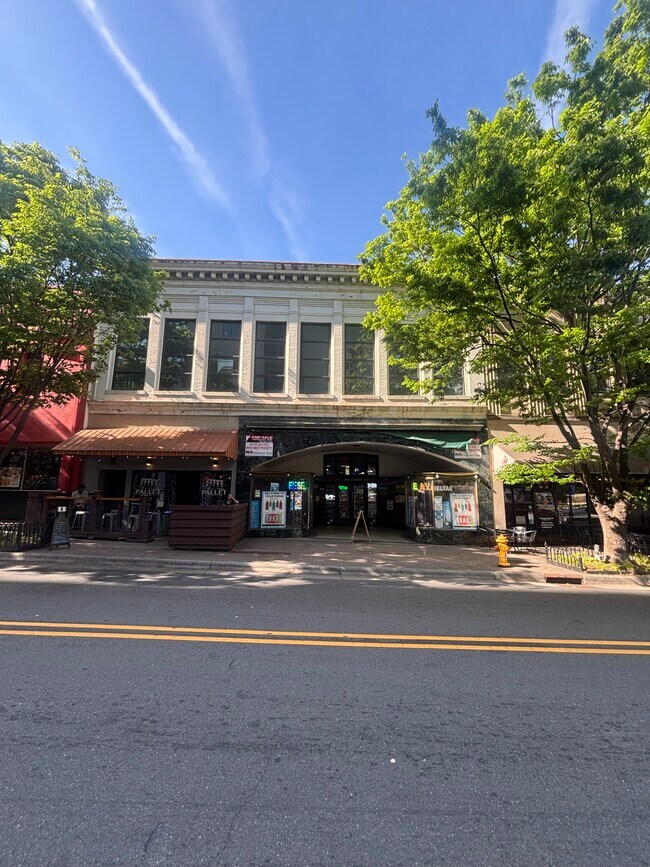 Plus de détails pour 245 W Fourth St, Winston-Salem, NC - Commerce de détail à louer