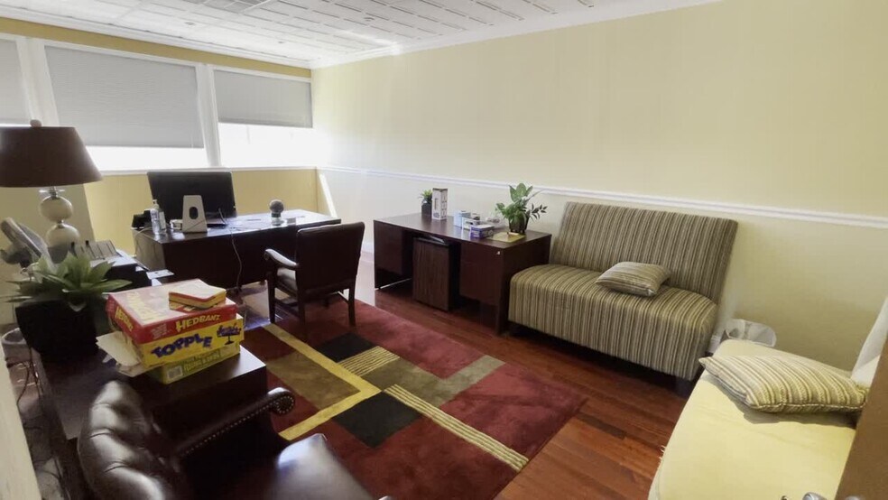 345 State Rt 17, Upper Saddle River, NJ à louer - Vidéo sur l’inscription commerciale - Image 2 de 19