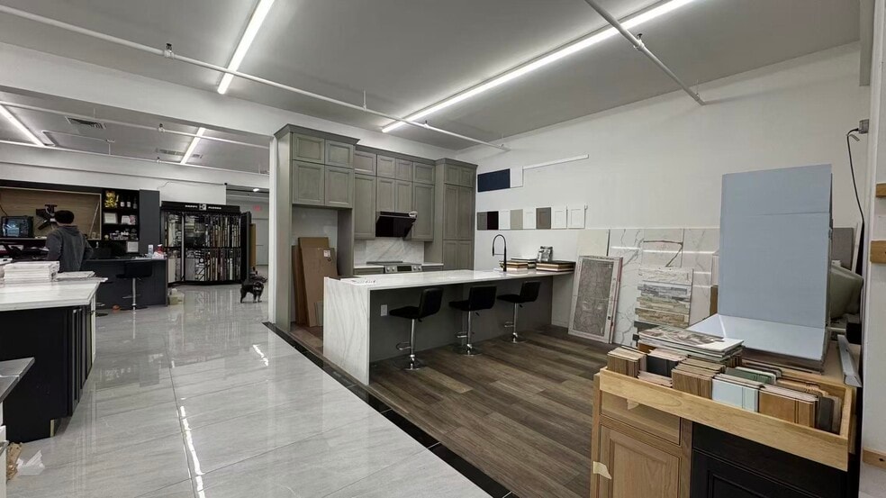 22-28 Hempstead Tpke, Farmingdale, NY for lease - Building Photo - Image 3 of 9