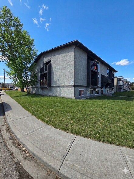 4503 73rd St NW, Calgary, AB à vendre - Photo du bâtiment - Image 2 de 13