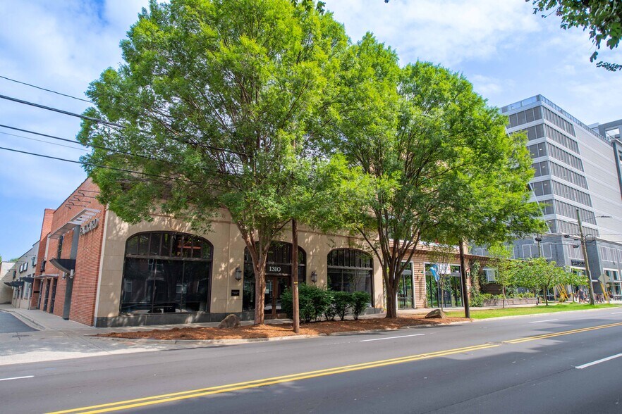 1310 S Tryon St, Charlotte, NC à louer - Photo du bâtiment - Image 3 de 15
