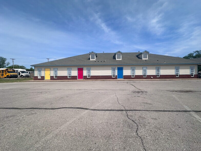 710 W Broadway St, Collinsville, OK à vendre - Photo du bâtiment - Image 2 de 58