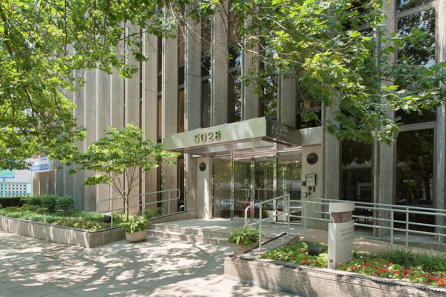 5028 Wisconsin Ave NW, Washington, DC à louer - Photo du bâtiment - Image 2 de 7
