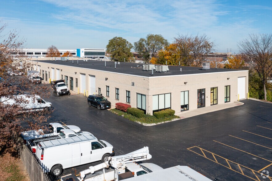 837 Oakton St, Elk Grove Village, IL à louer - Photo du bâtiment - Image 3 de 7