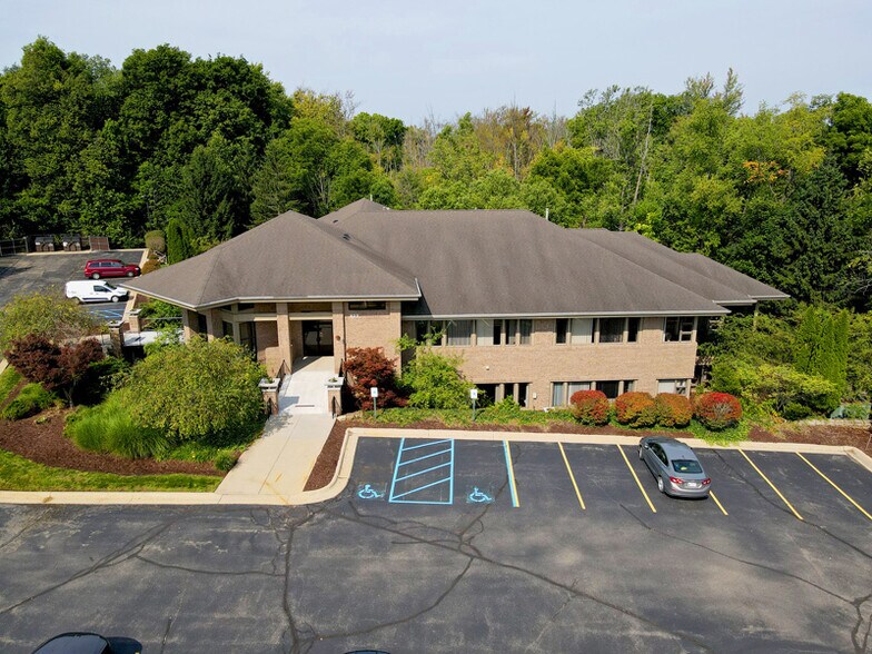 822 Centennial Way, Lansing, MI à louer - Photo principale - Image 1 de 9