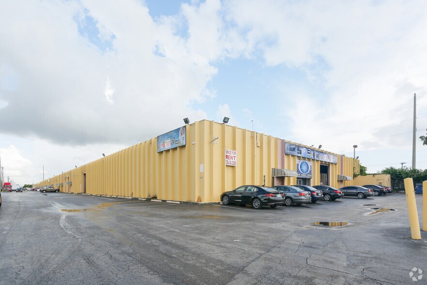 6301-6333 NW 74th Ave, Miami, FL à louer - Photo du bâtiment - Image 1 de 9