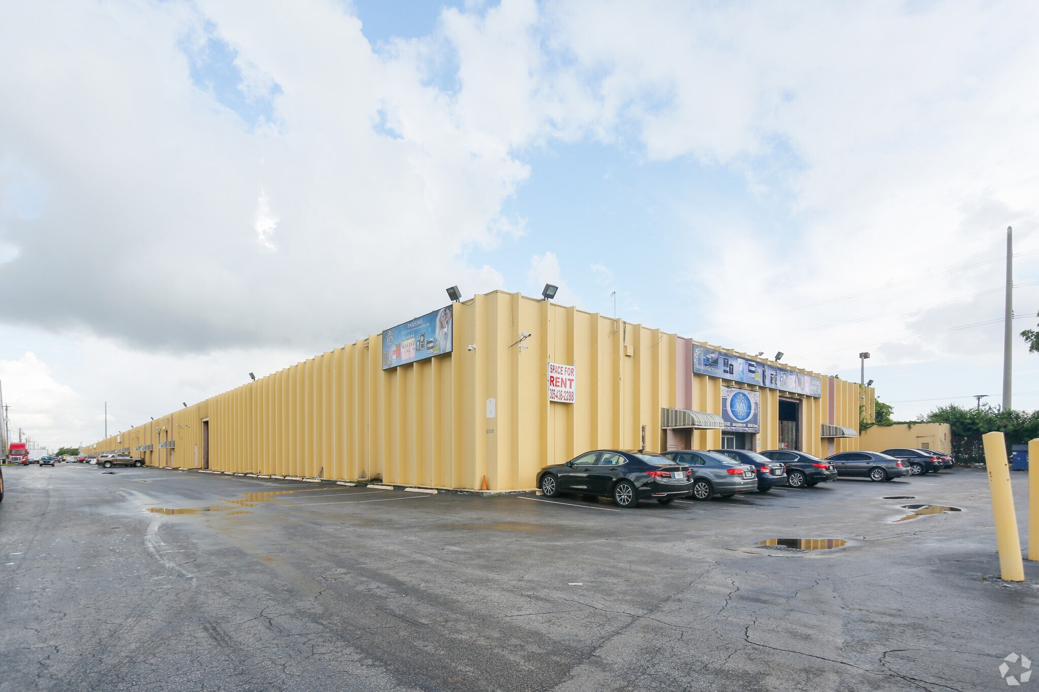 6301-6333 NW 74th Ave, Miami, FL à louer Photo du bâtiment- Image 1 de 10