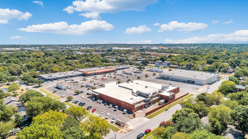 3511-3563 S Hills Ave, Fort Worth, TX for lease - Building Photo - Image 2 of 16