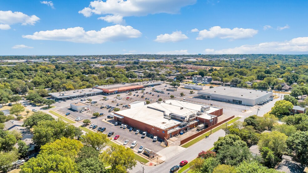 3511-3563 S Hills Ave, Fort Worth, TX à louer - Photo du bâtiment - Image 2 de 16