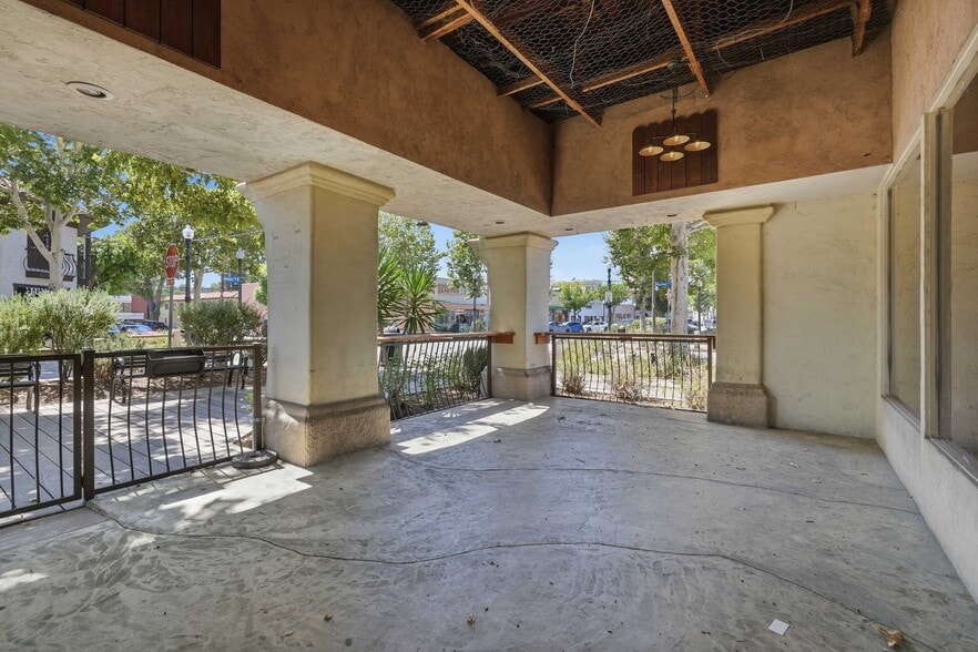 24258-24274 Main St, Newhall, CA for lease - Building Photo - Image 3 of 31