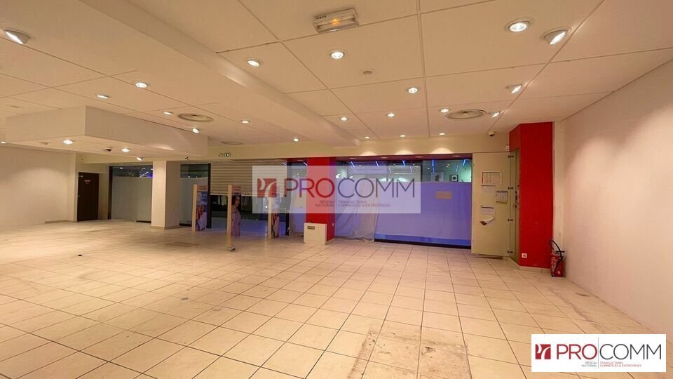 Retail in Chartres for lease - Interior Photo - Image 1 of 3
