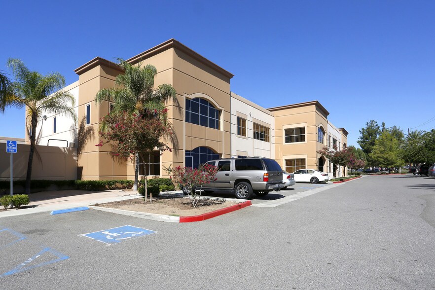 18421 Collier Ave, Lake Elsinore, CA à louer - Photo du bâtiment - Image 2 de 4