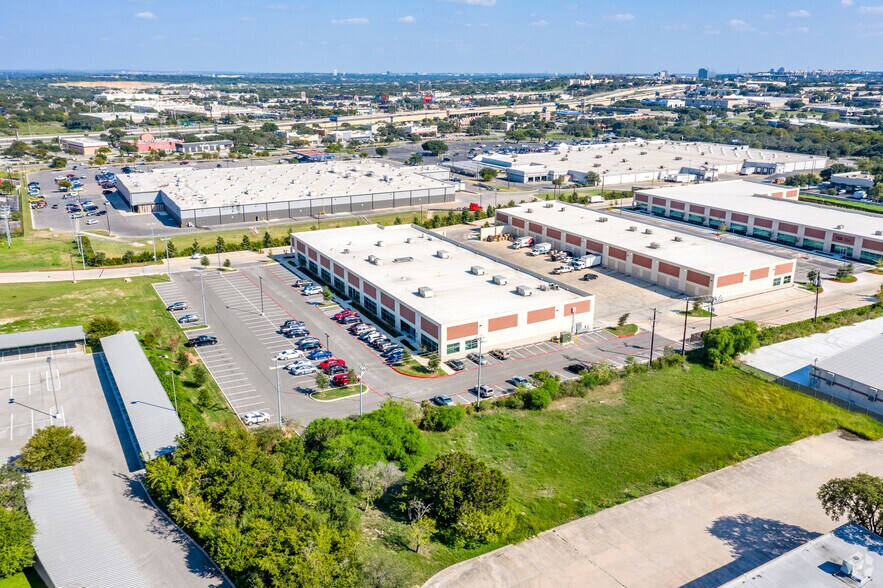 5631 University Heights Blvd, San Antonio, TX à louer - Photo du bâtiment - Image 2 de 3