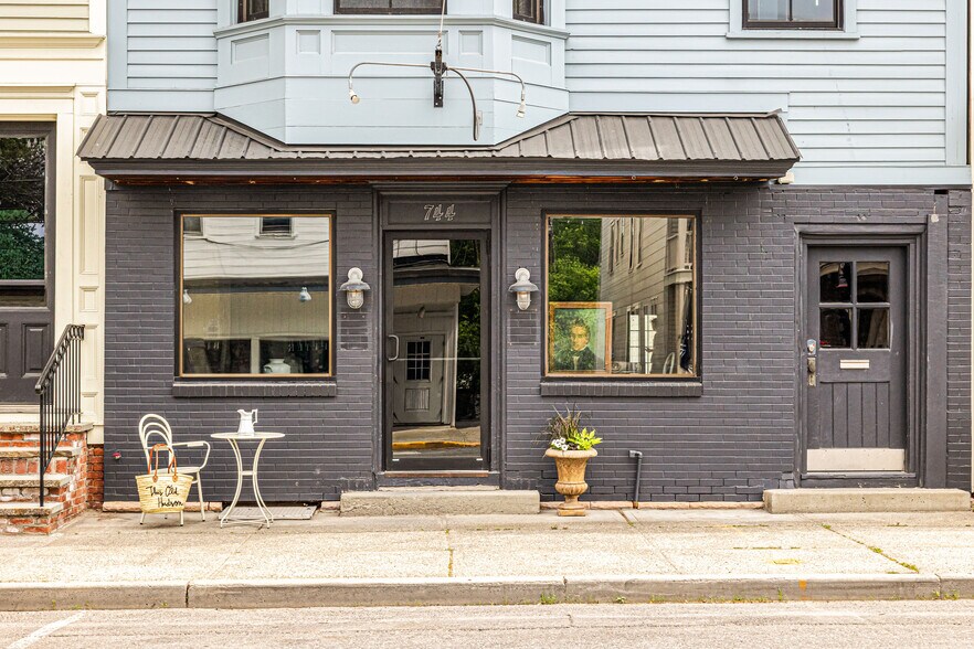 744 Warren St, Hudson, NY à vendre - Photo du bâtiment - Image 3 de 39