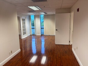 2090 Palm Beach Lakes Blvd, West Palm Beach, FL à louer Photo intérieure- Image 2 de 9