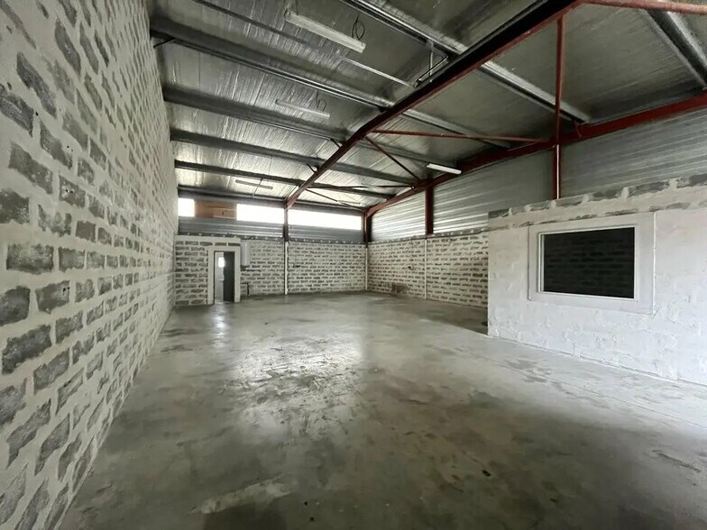 Flex in Graveson for lease - Interior Photo - Image 2 of 7