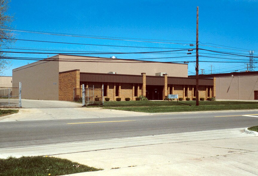 16129 Common Rd, Roseville, MI à louer - Photo du bâtiment - Image 2 de 5