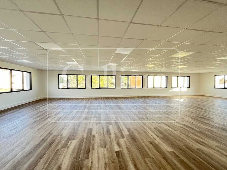 Office in Éguilles for lease - Interior Photo - Image 2 of 4