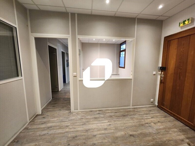 Office in Saint-Denis for sale - Building Photo - Image 3 of 8
