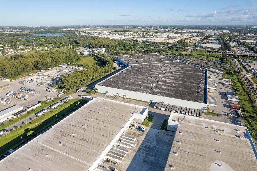 6301 E 10th Ave, Hialeah, FL à louer - Photo du bâtiment - Image 2 de 6