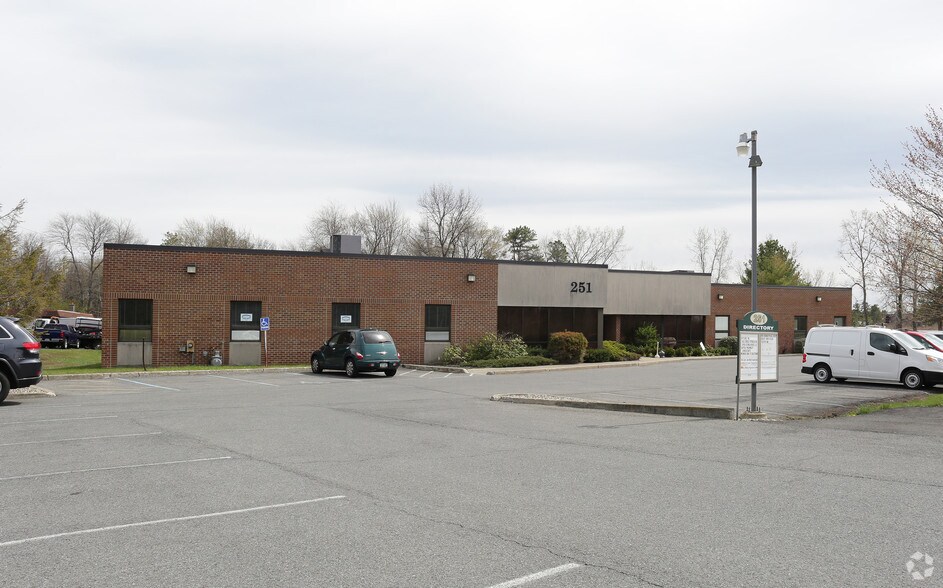 251 New Karner Rd, Colonie, NY à vendre - Photo principale - Image 1 de 6