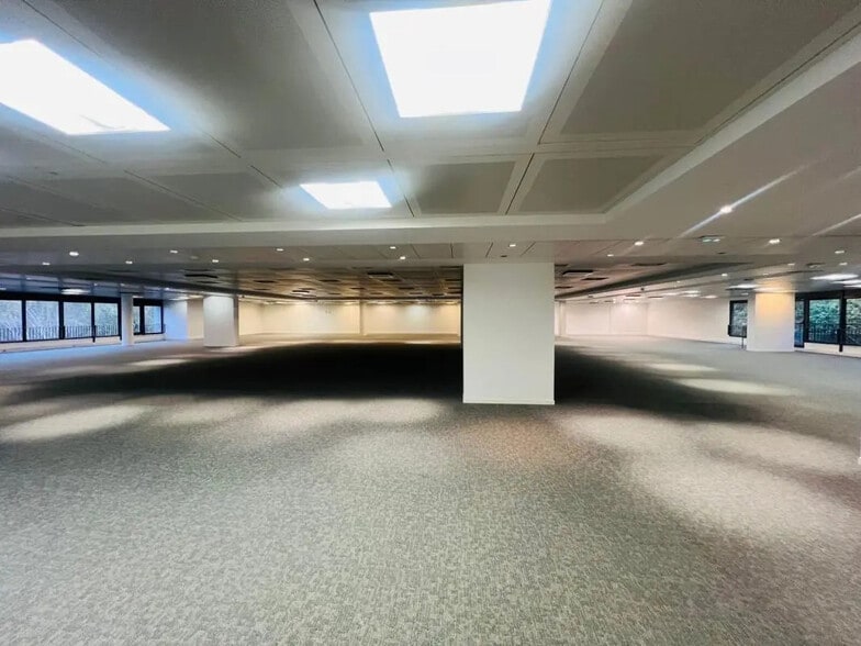 36 Rue De La Princesse, Louveciennes for lease - Interior Photo - Image 3 of 8