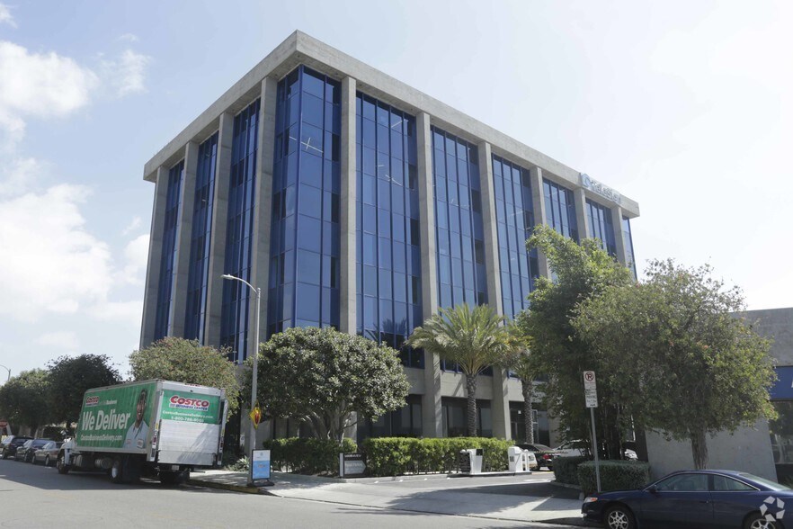 13274 Fiji Way, Marina Del Rey, CA à louer - Photo du bâtiment - Image 3 de 21