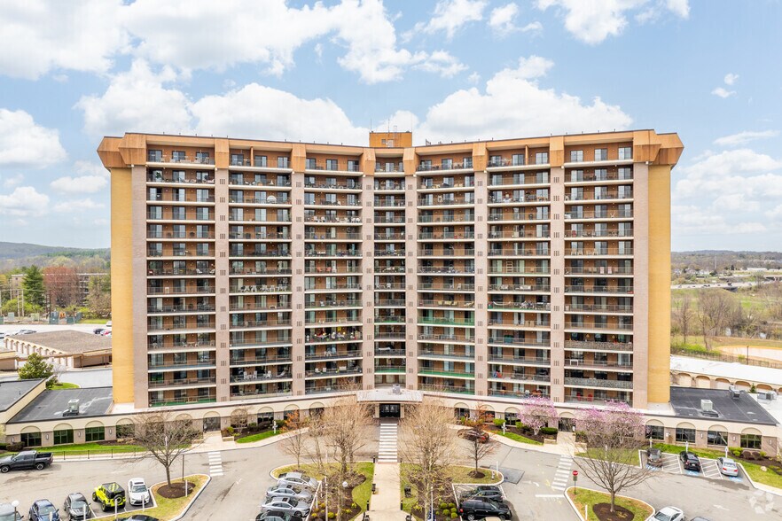 2000 Valley Forge Cir, King Of Prussia, PA à vendre - Photo du bâtiment - Image 2 de 7