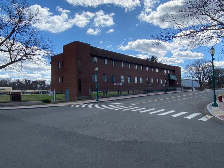 171 Market Sq, Newington, CT à vendre - Photo du bâtiment - Image 2 de 28