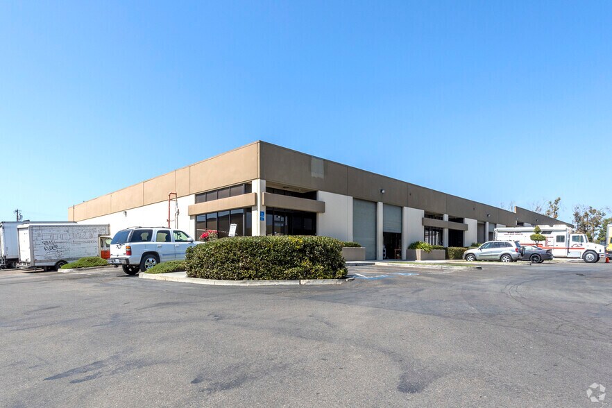 681 Anita St, Chula Vista, CA à vendre - Photo du bâtiment - Image 2 de 11