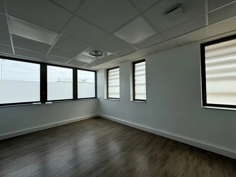 Office in Reims for lease - Interior Photo - Image 2 of 6