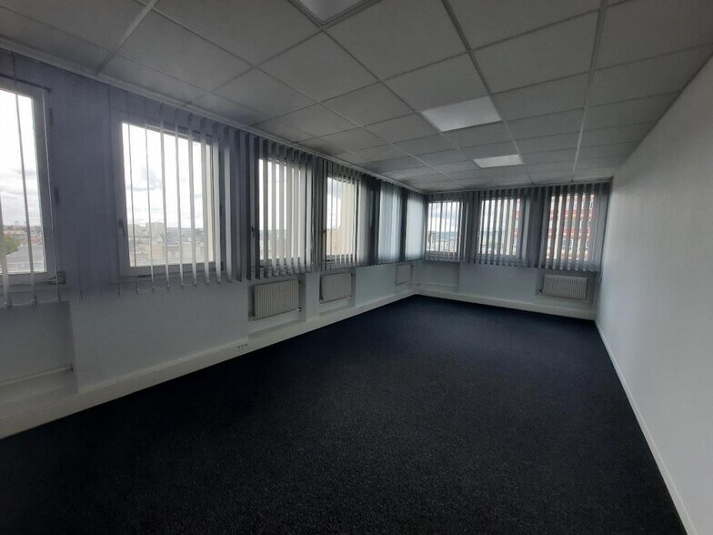 Office in Rouen for lease - Interior Photo - Image 3 of 18