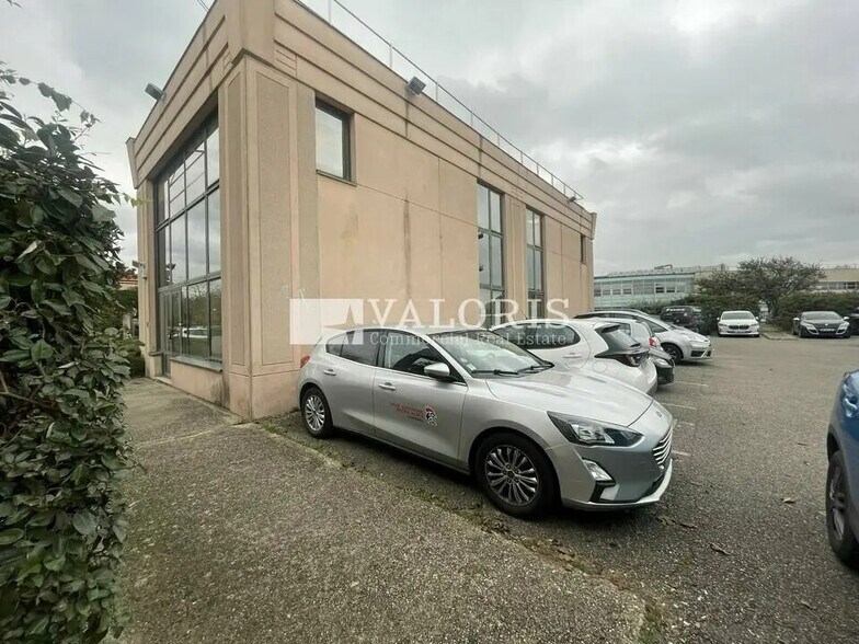 Office in Bron for lease - Building Photo - Image 3 of 4